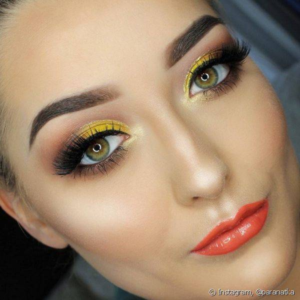 A sombra amarela Meadowlark tamb?m pode aparecer apenas no canto interno dos olhos, combinada com a sombra preta para um look de festa (Foto: Instagram @paranatka)